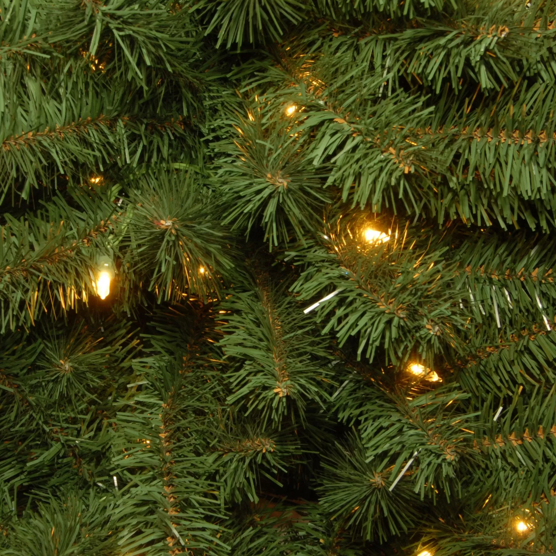 Shop 3' Pre-Lit Kincaid Spruce Artificial Christmas Tree – Clear Lights Pre-Lit