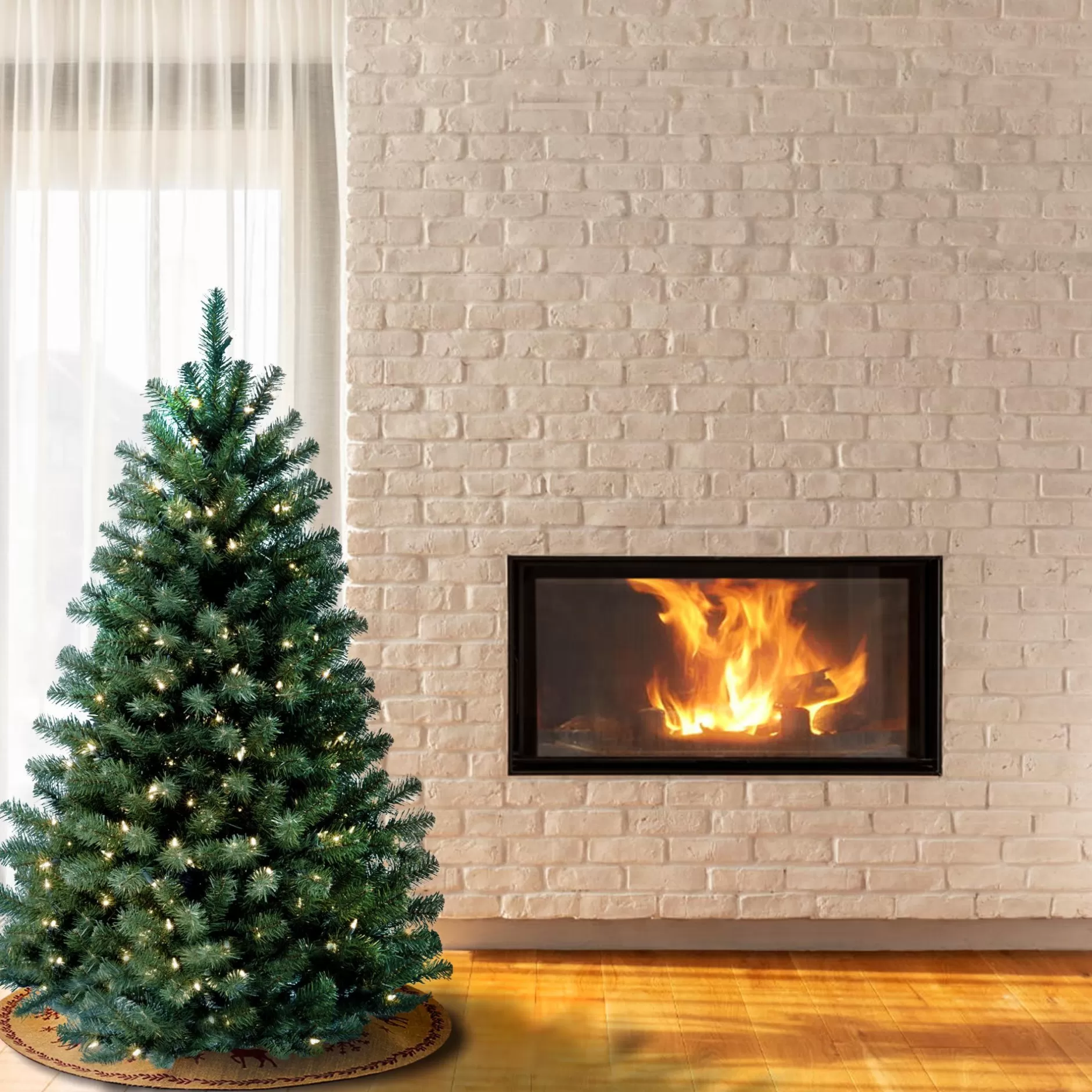 Outlet 4.5' Pre-Lit North Valley Spruce Full Artificial Christmas Tree, Clear Lights Pre-Lit
